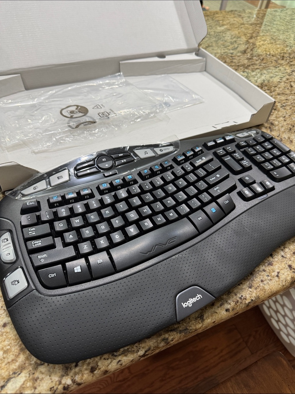 Logitech K350 Black Ergonomic Wireless Keyboard, Integrated Palm Rest. Like new - Picture 11 of 12